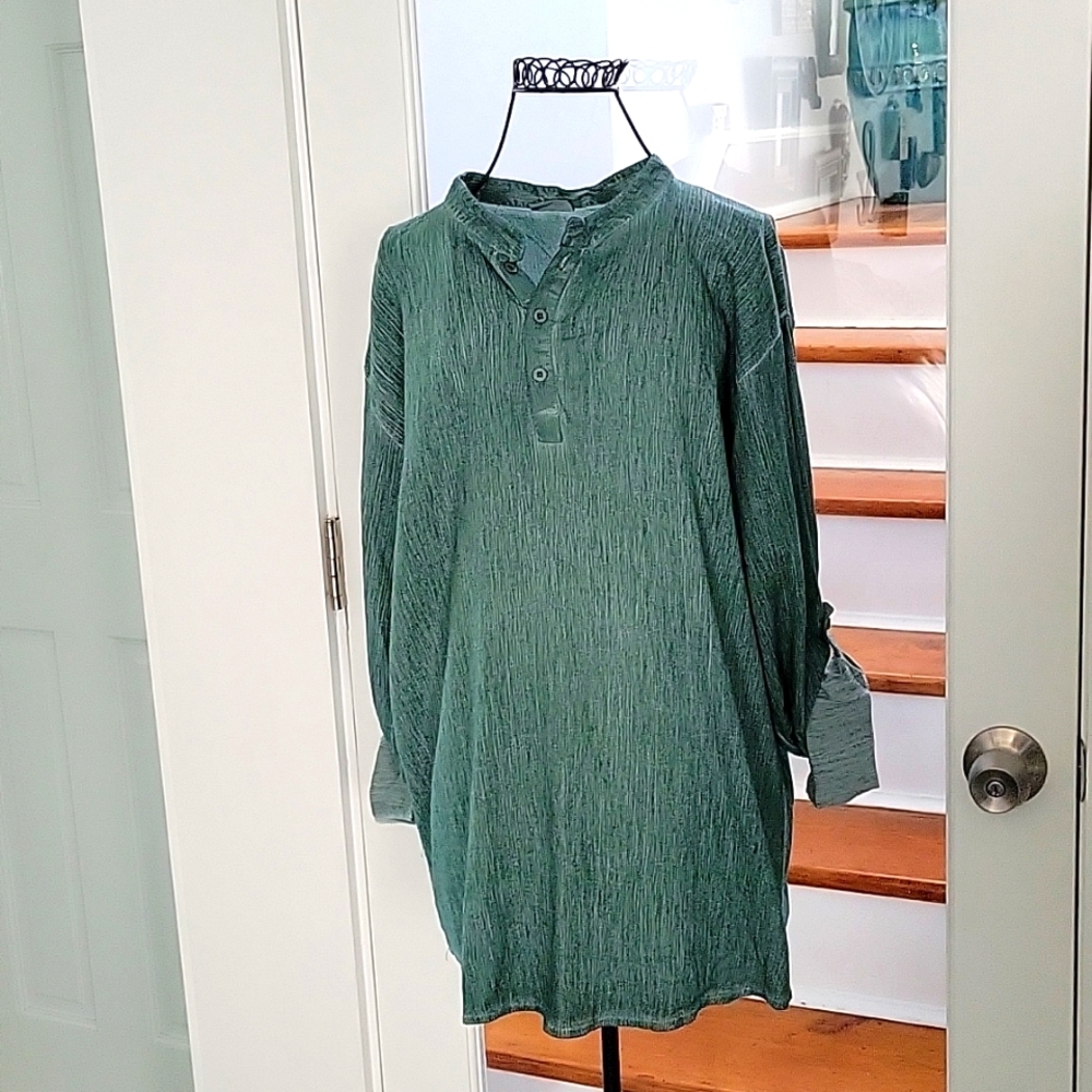 Emir green blouse super light adjustable  sleeve 3 button size large